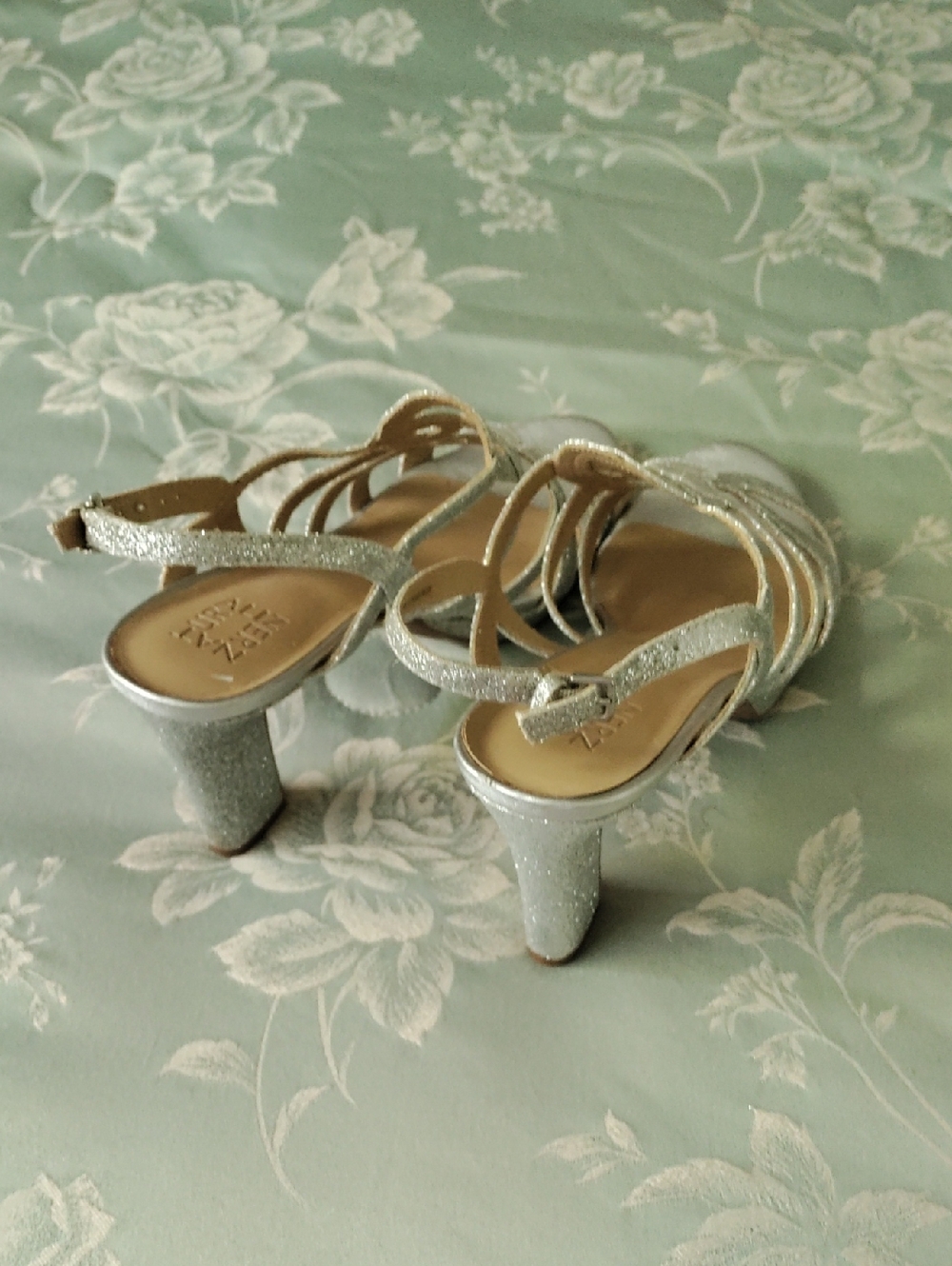 Silver Heels. - Picture 2 of 4